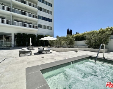 999 Doheny Drive - Photo Thumbnail 12