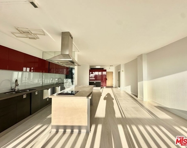 999 Doheny Drive - Photo Thumbnail 2