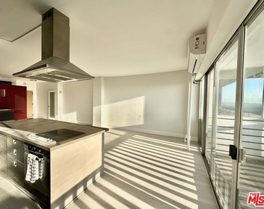 999 Doheny Drive - Photo Thumbnail 3