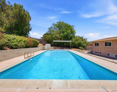 352 Beaumont Drive - Photo Thumbnail 7