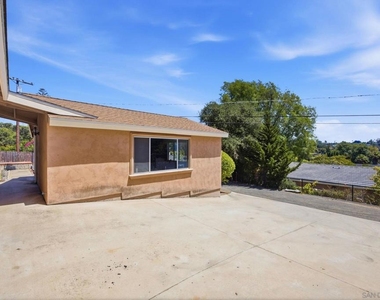 352 Beaumont Drive - Photo Thumbnail 4