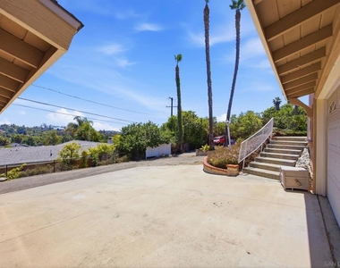 352 Beaumont Drive - Photo Thumbnail 3