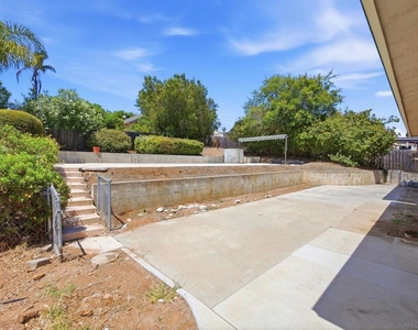 352 Beaumont Drive - Photo Thumbnail 5