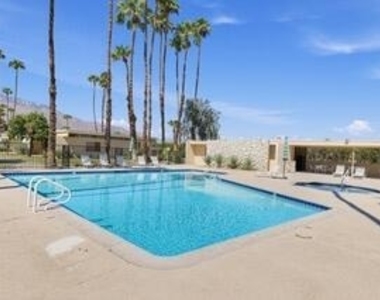 340 Desert Lakes Drive - Photo Thumbnail 13