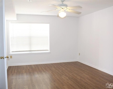 306 Plymouth Road - Photo Thumbnail 12