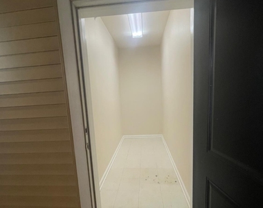 728 Strassle Way - Photo Thumbnail 15