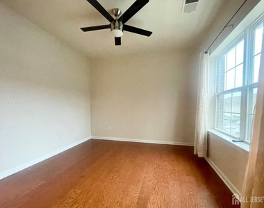 728 Strassle Way - Photo Thumbnail 6