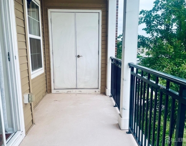 728 Strassle Way - Photo Thumbnail 10