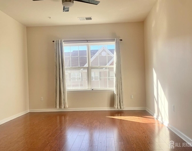 728 Strassle Way - Photo Thumbnail 12