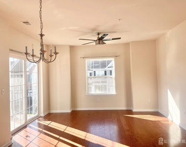 728 Strassle Way - Photo Thumbnail 5