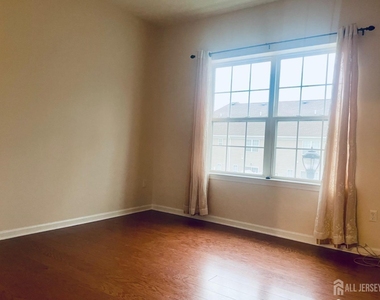 728 Strassle Way - Photo Thumbnail 7