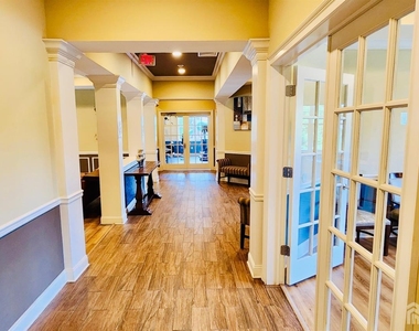 728 Strassle Way - Photo Thumbnail 18