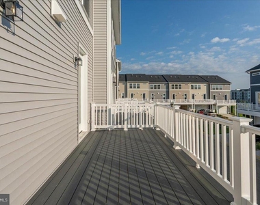 9211 Forkleaf Oak Drive - Photo Thumbnail 11
