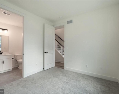 9211 Forkleaf Oak Drive - Photo Thumbnail 4