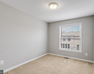 42274 Hampton Woods Terrace - Photo Thumbnail 12