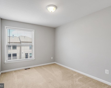 42274 Hampton Woods Terrace - Photo Thumbnail 13