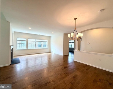 37 Murano Drive - Photo Thumbnail 5