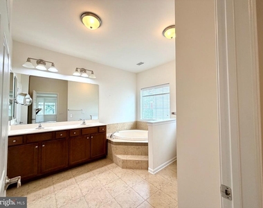 37 Murano Drive - Photo Thumbnail 12
