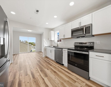 530 Ridge Avenue - Photo Thumbnail 12