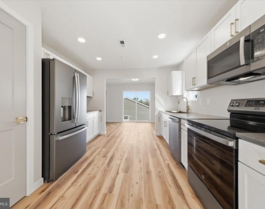 530 Ridge Avenue - Photo Thumbnail 13