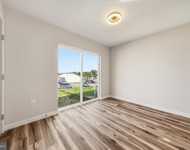 530 Ridge Avenue - Photo Thumbnail 6