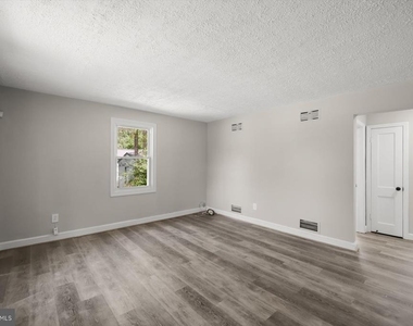 7520 Burgess Lane - Photo Thumbnail 9