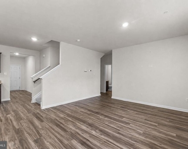2070 Pomona Way - Photo Thumbnail 4