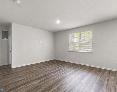 2070 Pomona Way - Photo Thumbnail 3