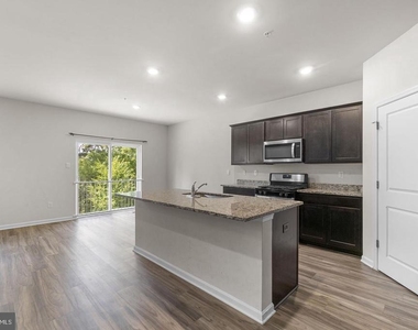 2070 Pomona Way - Photo Thumbnail 10