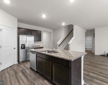 2070 Pomona Way - Photo Thumbnail 8