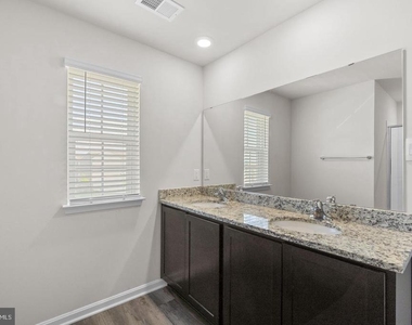 2070 Pomona Way - Photo Thumbnail 16