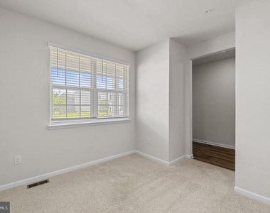 2070 Pomona Way - Photo Thumbnail 12