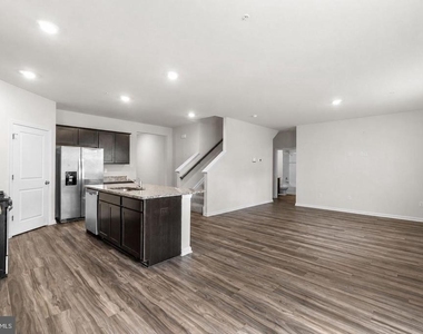 2070 Pomona Way - Photo Thumbnail 7