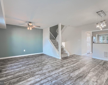 1306 Creekland Court - Photo Thumbnail 7