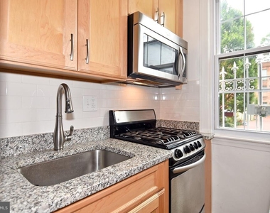 915 Hughes Mews Nw - Photo Thumbnail 3