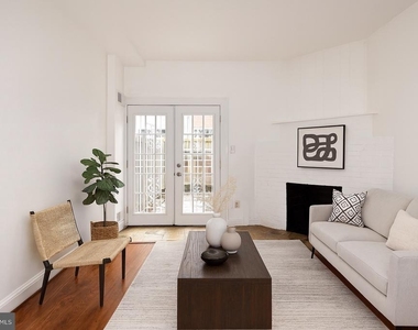 915 Hughes Mews Nw - Photo Thumbnail 2