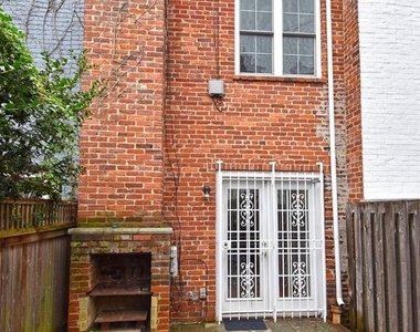 915 Hughes Mews Nw - Photo Thumbnail 9