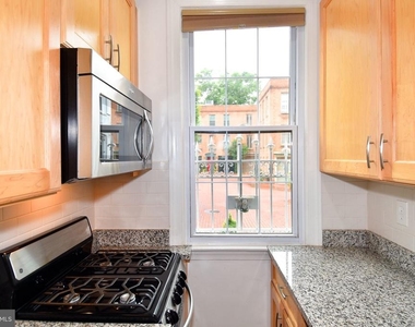915 Hughes Mews Nw - Photo Thumbnail 4