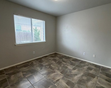 100 Carol Ave - Photo Thumbnail 6
