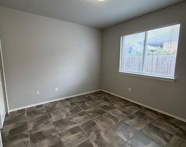 100 Carol Ave - Photo Thumbnail 7