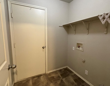 100 Carol Ave - Photo Thumbnail 8