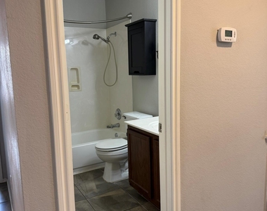 100 Carol Ave - Photo Thumbnail 5