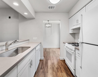 7600 E Woodstone Cv - Photo Thumbnail 5