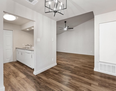7600 E Woodstone Cv - Photo Thumbnail 10