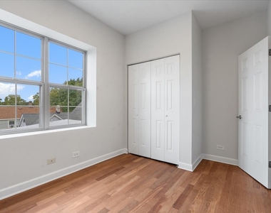 3518 N Hamlin Avenue - Photo Thumbnail 7