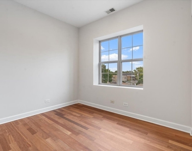 3518 N Hamlin Avenue - Photo Thumbnail 8