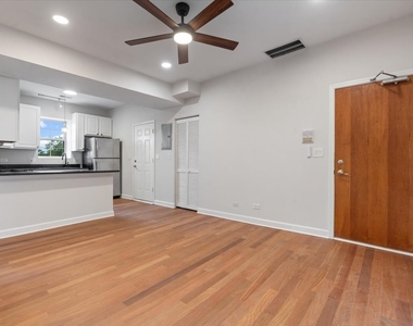 3518 N Hamlin Avenue - Photo Thumbnail 4