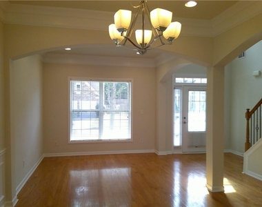 2302 Jasmine Glen Drive - Photo Thumbnail 3