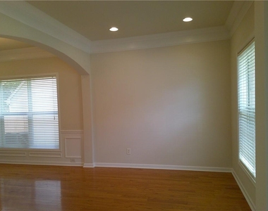 2302 Jasmine Glen Drive - Photo Thumbnail 7