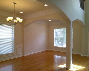 2302 Jasmine Glen Drive - Photo Thumbnail 5